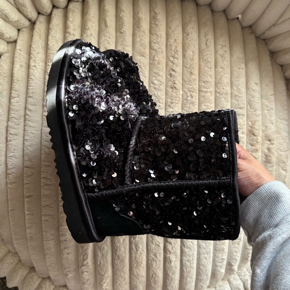 BLACK SEQUIN UGG SIZE 13Y